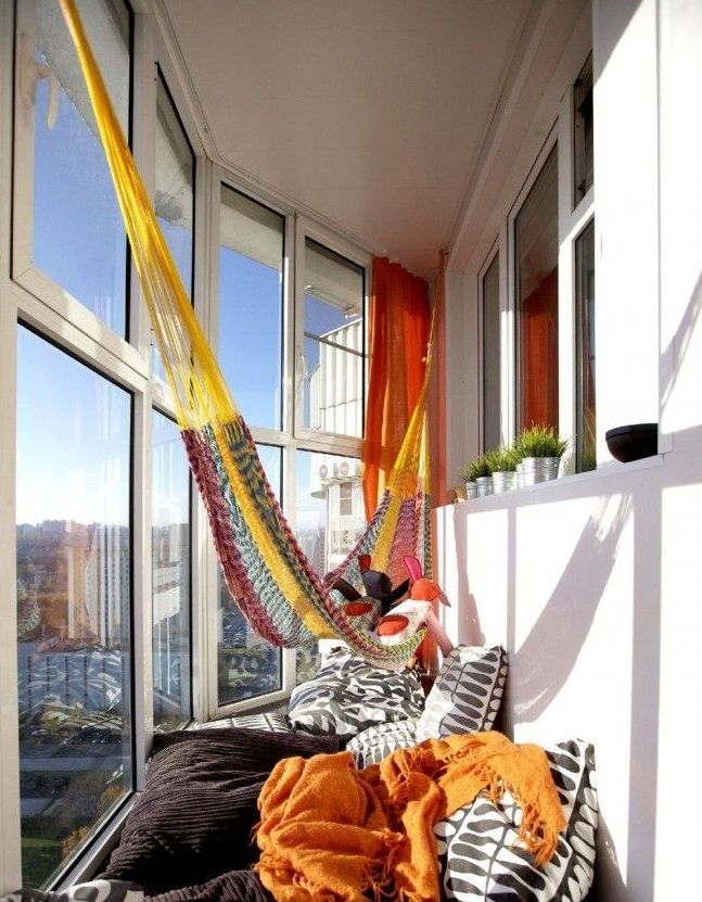 Интерьер балкона с панорамным остеклением (94 фото)