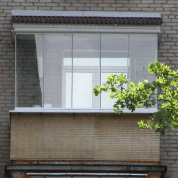 Балкон в хрущевке с безрамным остеклением