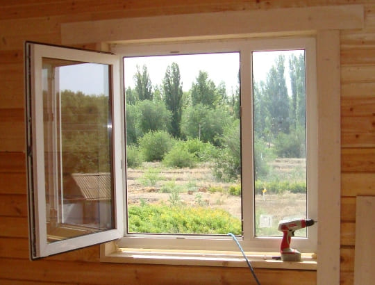 Сборка ПВХ окна в деревянном доме