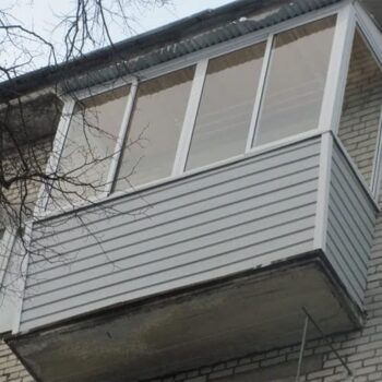 Остекление балкона с крышей на последний этаж