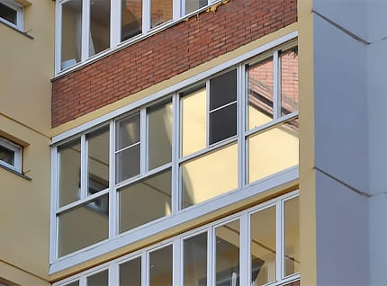 Тонированные окна на балконе